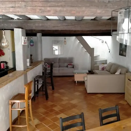 Casa vacanze Jolie maison de village avec terrasse tropézienne. Ollioules